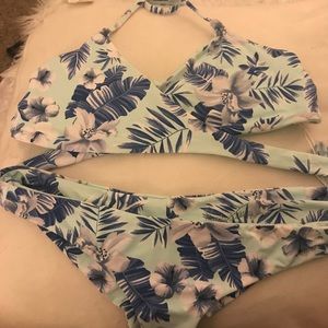 Frankie’s Bikinis Set!